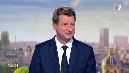 Yannick Jadot, candidat écologiste à la présidentielle, sur le plateau de France 2, le 28 mars 2022. (FRANCE TELEVISIONS)