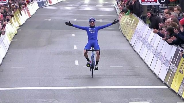 Parti seul dans le Col d'Èze, Simon Yates s'impose sur la huitième étape de la Course du soleil. Primoz Roglic remporte Paris - Nice pour la première fois de sa carrière. Le Slovène peut remercier son coéquipier Van Aert qui l'aura porté la majorité de l'étape ! C'est le 10ème titre en course par étapes pour Roglic !