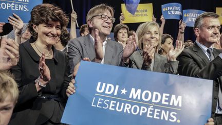 Sylvie Goulard et Marielle de Sarnez entourant Guy Verhofstadt lors d'un meeting électoral à Lyon en 2014. (MAXIME JEGAT / MAXPPP)