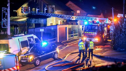 Des pompiers sont déployés autour de la maison sinistrée, dimanche 7 janvier 2018 à Estrée-Blanche (Pas-de-Calais). (PHILIPPE HUGUEN / AFP)