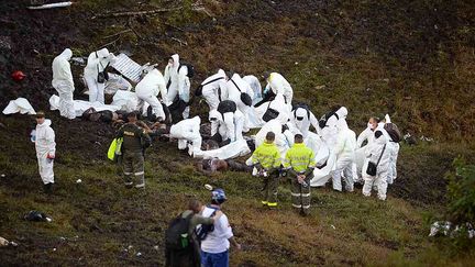 Des secouristes interviennent auprès des corps des victimes du crash en Colombie, mardi 29 novembre.




 (RAUL ARBOLEDA / AFP)