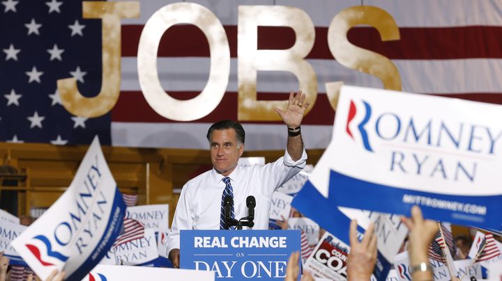 "Des emplois". Mitt Romney en meeting &agrave; Etna (Ohio), le 2 novembre 2012. (JIM YOUNG / REUTERS)