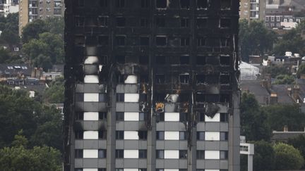 La tour Grenfell incendié, dans le quartier de North Kensington, à Londres, photographiée dimanche 18 juin 2017.&nbsp; (TOLGA AKMEN / AFP)