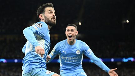 Bernardo Silva célèbre son but devant Phil Foden lors&nbsp;de la demi-finale aller de Ligue des champions entre Manchester City et le Real Madrid, le 26 avril 2022. (OLI SCARFF / AFP)