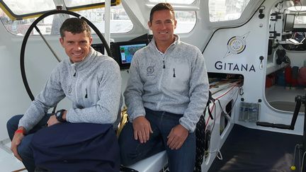 Thomas Rouxel (à gauche) et Sébastien Josse vont manoeuvre le Gitana 17, une sorte de bateau volant, pour la Transat Jacques Vabre. (FABRICE RIGOBERT / RADIO FRANCE)