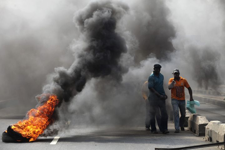 Protestations contre la hausse du prix de l'essence le 3 janvier 2012 &agrave; Lagos au Nigeria. (AKINTUNDE AKINLEYE / REUTERS)