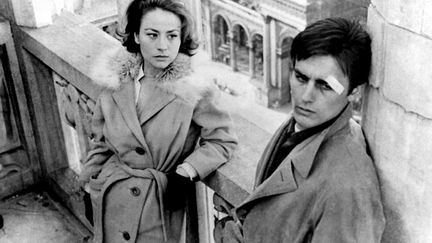 En 1960, le succès est grandissant pour le jeune acteur français : Alain Delon triomphe au Festival de Venise avec "Rocco et ses frères" de Luchino Visconti (Lion d'argent). Il y joue Rocco, un jeune italien arrivé à Milan avec sa famille, qui tombe éperdument&nbsp;amoureux de Nadia (Annie Girardot), une prostituée.&nbsp; (Collection Christophel)