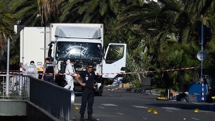 Le camion qui a foncé dans la foule sur la Promenade des Anglais à Nice, le 14 juillet 2016. (ANNE-CHRISTINE POUJOULAT / AFP)