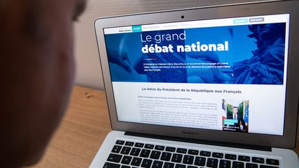 Un homme consulte le site du grand débat national, le 22 janvier 2019, à Paris. (MAXPPP)