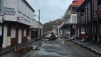 La ville de Gustavia, sur l'île de Saint-Barthélemy le 7 septembre 2017, après le passage de l'ouragan Irma. (KEVIN BARRALLON / FACEBOOK)