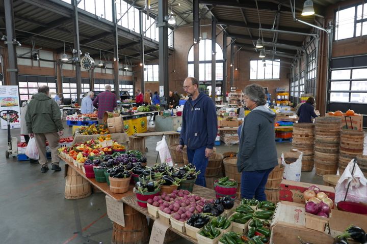 Even during the Covid-19 pandemic, Eastern Market has remained open, as it offers basic necessities.  The area also has trendy cafes.  (EMMANUEL LANGLOIS / RADIO FRANCE / FRANCEINFO)