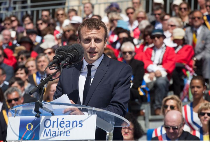 Emmanuel Macron pendant les fêtes de Jeanne d'Arc, à Orléans (Loiret), le 8 mai 2016.&nbsp; (VINCENT LOISON/SIPA)