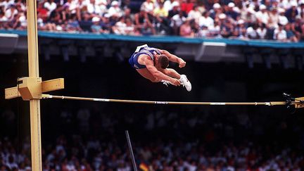 "C'était un moment très fort. Chaque seconde en sortant de ce podium était important parce que je savais que ma vie était en train de doucement changer." Jean Galfione remporte l'or à Atlanta, en 1996. "Quand je prends cette médaille, ça me fait toujours quelque chose". (ALEXANDER HASSENSTEIN / BONGARTS / GETTY IMAGES)