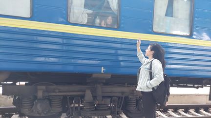 Une mère salue sa fille à la gare de Zaporijia. (ISABELLE LABEYRIE / RADIO FRANCE / FRANCEINFO)