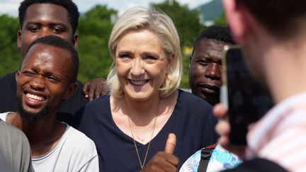 En avril 2024, Marine Le Pen avait reçu un chaleureux accueil à Mayotte. Elle y retourne le 5 janvier 2025 pour apporter son soutien à la population, trois semaines après le passage du cyclone Chido. (ALI AL-DAHER / AFP)