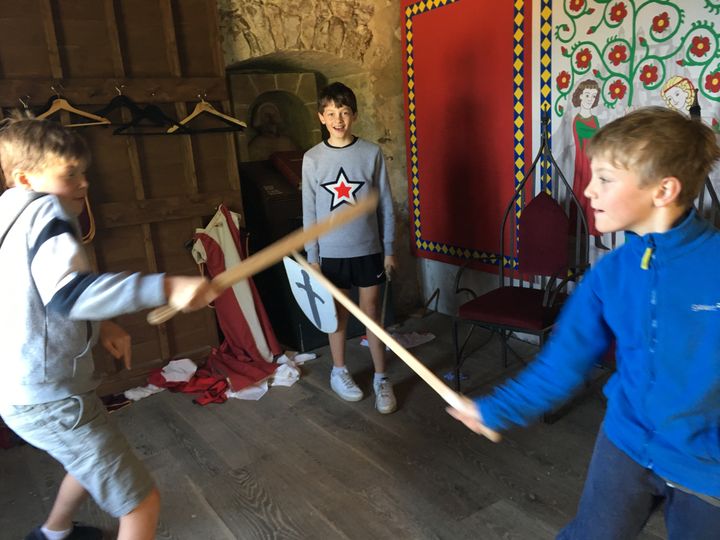 Combat à l'épée au château de Gorey entre Alexandre, Florian et Matthieu. (INGRID POHU / RADIO FRANCE)