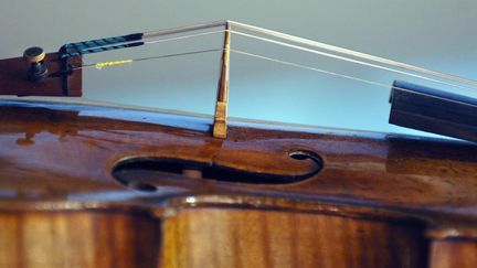 Un violon Stradivarius de 1707 exposé à une vente aux enchères en 2006 à New York : de nombreux instruments de grande valeur demeurent introuvables depuis la Seconde Guerre mondiale (STAN HONDA / AFP)