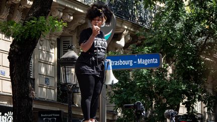 Assa Traoré s'exprime lors de la manifestation interdite à Paris, le 8 juillet 2023. (CARINE SCHMITT / HANS LUCAS / AFP)