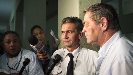 Les deux pilotes français mis en cause dans l'affaire Air Cocaïne, Pascal Fauret et Bruno Odos, à Saint-Domingue (République Dominicaine), le 15 août 2015. (ERIKA SANTELICES / AFP)