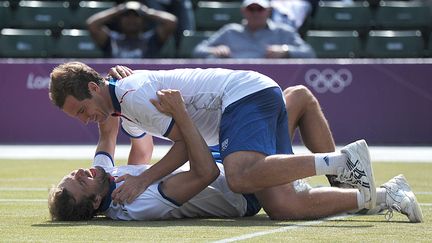 Julien Benneteau (en bas) et Richard Gasquet f&ecirc;tent leur victoire contre la paire espagnole Ferrer-Lopez, samedi 4 ao&ucirc;t aux JO de Londres. (CARL COURT / AFP)