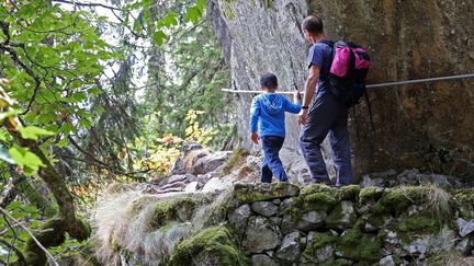 Un homme et un enfant sur le sentier des Roches à Stosswihr (Haut-Rhin). (MAXPPP)