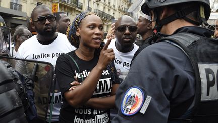 Assa Traoré lors d'une manifestation gare du nord à Paris, en juillet 2016 après que la justice a rejeté la demande de la famille Traoré pour une troisième autopsie d'Adama Traoré. (DOMINIQUE FAGET / AFP)