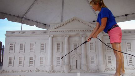 Une r&eacute;plique en sable de la Maison Blanche est r&eacute;alis&eacute;e sur la plage de Treasure Island (Floride), le 23 ao&ucirc;t 2012. (JOE RAEDLE / GETTY IMAGES)