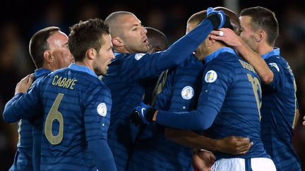 Le milieu de terrain fran&ccedil;ais Abou Diaby (au centre) est f&eacute;licit&eacute; par ses co&eacute;quipiers apr&egrave;s la victoire des Bleus face &agrave; la Finlande, vendredi 7 septembre &agrave; Helsinki. (FRANCK FIFE / AFP)