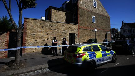 La police garde l'entrée de la propriété où le corps d'une jeune fille au pair a été retrouvé calciné, à Londres (Royaume-Uni), le 22 septembre 2017. (DANIEL LEAL-OLIVAS / AFP)