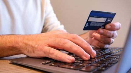 En 2023, 4,5% des personnes âgées de 18 à 74 ans en France métropolitaine ont déclaré avoir subi un débit frauduleux sur leur compte bancaire. (NICOLAS GUYONNET / HANS LUCAS / AFP)