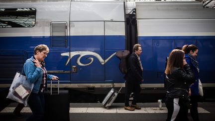 Des voyageurs en gare de Lyon à Paris, le 31 mars 2018. (MAXPPP)