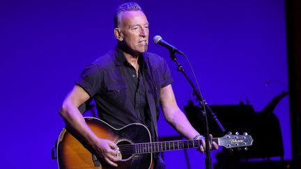 Bruce Springsteen sur scène au Alice Tully Hall à New York, le 8 novembre 2021. (JAMIE MCCARTHY / GETTY IMAGES NORTH AMERICA VIA AFP)