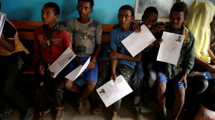 Des adolescents érythréens attendent d'être enregistrés comme réfugiés dans le centre d’accueil d’Endabaguna dans la région de Tigré, en Ethiopie. Selon une commission d’enquête des Nations Unies, près de 5000 personnes traversent la frontière tous les mois pour échapper à la répression du pouvoir. Il s’agit notamment d’hommes et de mineurs. «La plupart disent fuir la conscription militaire obligatoire et indéfinie. D'autres, également, évoquent des violations des droits de l'Homme de toutes sortes», comme l’explique à RFI Kisut Gebre Egziabher, porte-parole du HCR. L'Erythrée, un des pays les plus pauvres d'Afrique, est contrôlée d'une main de fer par le président Issaias Afeworki depuis son indépendance de l'Ethiopie en 1993. (Tiksa Negeri / Reuters)