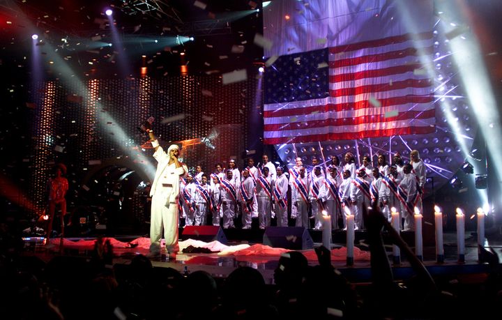 R. Kelly&nbsp;tient en l'air&nbsp;le prix qu'il a reçu lors des Music of Black Origin Awards (MOBO), le 4 octobre 2001 à Londres (Royaume-Uni).&nbsp; (KIERAN DOHERTY / REUTERS)