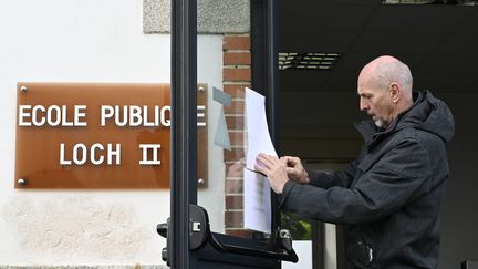 Le directeur d'une école publique d'Auray (Morbihan) ferme son établissement en raison de l'épidémie de Covid-19, le 2 mars 2020. (MAXPPP)