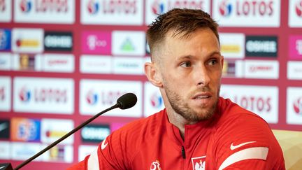 Le défenseur polonais Maciej Rybus lors d'une conférence de presse à Gdansk (Pologne), le 11 juin 2021. (JANEK SKARZYNSKI / AFP)