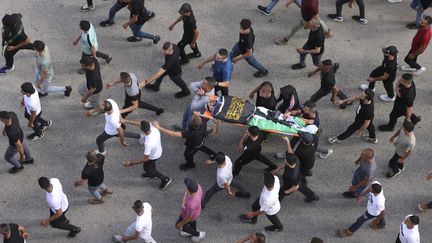 Des proches transportent le corps d'un Palestinien de 21 ans, tué lors du raid israélien à Jénine (Cisjordanie occupée), le 19 juin 2023. (JAAFAR ASHTIYEH / AFP)