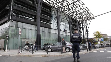 Un policier monte la garde devant le palais de justice de Melun, en Seine-et-Marne, le 29 octobre 2015. (THOMAS SAMSON / AFP)