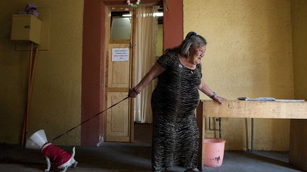 est originaire d’Oaxaca. Elle est arrivée à Mexico très jeune pour y travailler. Elle est maintenant connue et respectée par le voisinage de la casa Xochiquetzal. Elle souffre de plusieurs maladies dont le syndrome de Down. De toutes les femmes de la casa Xochiquetzal, Canela est la seule à ne pas avoir eu d’enfant. (Bénédicte Desrus )