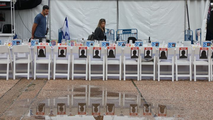 Une table de banquet dont chaque place symbolise un otage encore retenu, à Tel-Aviv (Israël), le 6 décembre 2023. (ROBIN PRUDENT / FRANCEINFO)