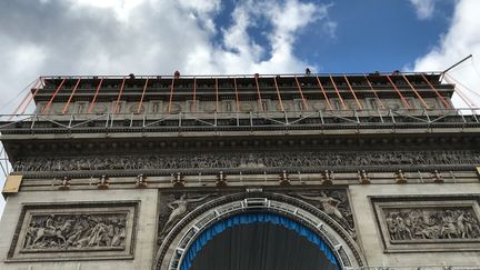 La structure de protection mise en place sur la haut du monument. Entre le parapet tout en haut et la corniche, des sangles ont été intallées pour que la toile ne touche pas la pierre et les têtes de méduse.&nbsp; (VALERIE GAGET / FRANCE TELEVISIONS)