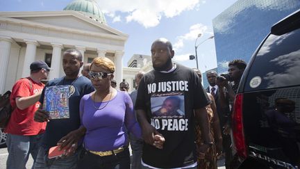 Les parents de Michael Brown,&nbsp;Michael Brown Sr. (D) et&nbsp;Lesley McSpadden &agrave; l'issue d'une conf&eacute;rence de presse &agrave; Saint Louis (Missouri), le 12 ao&ucirc;t 2014. (MARIO ANZUONI  / REUTERS)