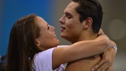 Florent Manaudou dans les bras de sa soeur, Laure, apr&egrave;s sa victoire au 50 m nage libre, le 3 ao&ucirc;t auX JO de Londres.&nbsp; (FABRICE COFFRINI / AFP)