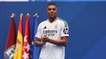 L'attaquant français Kylian Mbappé lors de sa présentation officielle aux supporters du Real Madrid, le 16 juillet 2024 au stade Santiago-Bernabeu de Madrid (Espagne). (PIERRE-PHILIPPE MARCOU / AFP)