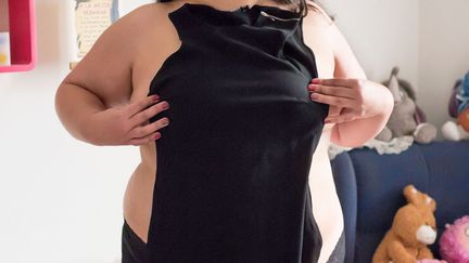 Pour dénoncer les canons de la beauté féminine qui imposent d'adapter son corps aux vêtements plutôt que le contraire, Yolanda Domínguez a choisi une petite robe noire emblématique, en taille 38, avec laquelle elle a photographié des femmes de toutes les tailles, âges et origines, fières de leur corps. Pour montrer, justement, la diversité de ces corps. Au Museo del Traje. Ici, Yolanda Dominguez, De la série "Little Black Dress"
 (Yolanda Domínguez, Vegap, Madrid 2017)