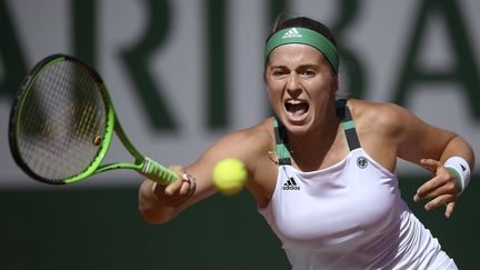 La Lettone Jelena Ostapenko a renversé la Roumaine Simona Halep en finale dames de Roland-Garros, le 10 juin 2017, à Paris.&nbsp; (LIONEL BONAVENTURE / AFP)