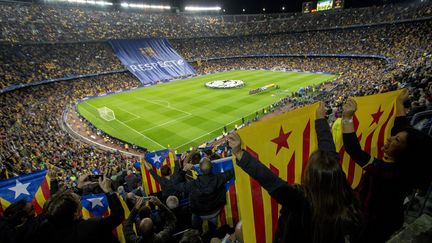 Les supporters du Barça lors d'un match entre le FC Barcelone et le BATE Borisov en Ligue des champions, le 4 novembre 2015, au Camp Nou.&nbsp; (ALBERT LLOP / ANADOLU AGENCY / AFP)