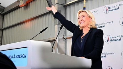 Marine Le Pen est apparue très souriante lors de son discours au soir du second tour des législatives : le RN a réalisé une percée historique avec 89 députés. (DENIS CHARLET / AFP)