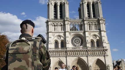 Un soldat de l'opération Sentinelle devant la cathédrale de Notre-Dame, le 20 août 2017.&nbsp; (GEOFFROY VAN DER HASSELT / AFP)