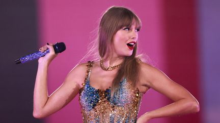 La chanteuse américaine Taylor Swift, lors de sa tournée mondiale "The Eras Tour" à Inglewood en Californie, le 7 août 2023. (MICHAEL TRAN / AFP)